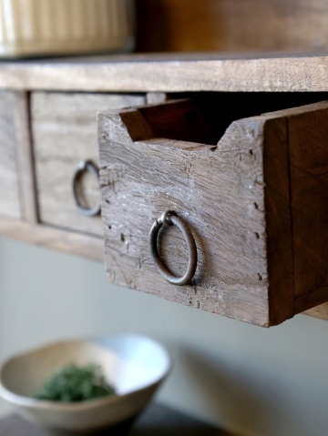 Etajeră de perete din lemn reciclat, natur, cu 1 raft, 3 sertare și mânere în formă de inel, aspect rustic, 15 x 36 x 12 cm, „Grimaud” - Img 5