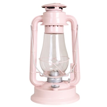 Felinar vintage roz cu petrol, din metal și sticlă, cu detalii argintii, capac de siguranță și fitil inclus, „Hurricane Lantern Pink Large"