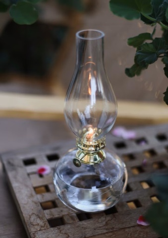 Lampă vintage cu petrol din sticlă transparentă, cu motive de frunze gravate și arzător din alamă, formă ovală, 11×28 cm, „Kerosene" - Img 2
