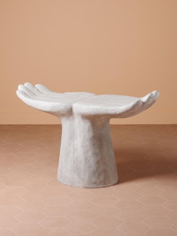 Măsuță laterală sculptată în formă de palme deschise, alb, cu bază conică și textură dăltuită, 53 x 90 x 37 cm, „Peace” - Img 2