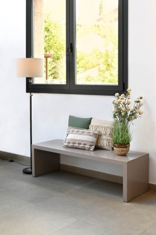 Plantă decorativă interior lila cu accente roz pal și verde din PVC cu structură din metal, "Liraya" - Img 3