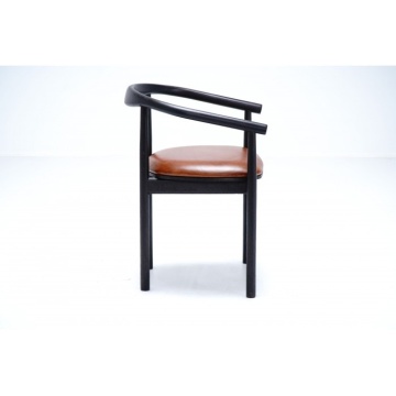 Scaun dining cu brațe din piele naturală și lemn de stejar, maro, cu spătar curbat continuat în brațe și picioare negre, 74 x 57 x 53 cm, „Serenity” - Img 5