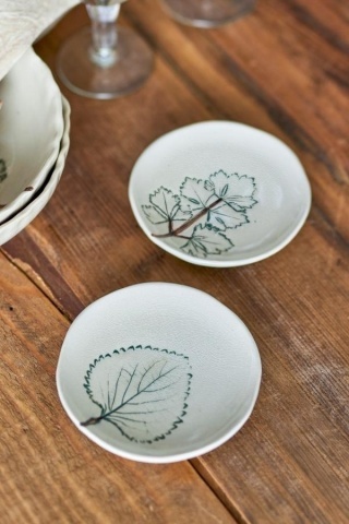 Set 2 farfurii din ceramică artizanală natur cu finisaj antichizat și motive botanice cu frunze, 27×1,5 cm, "Aubrin" - Img 2