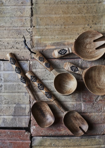 Set 2 linguri pentru salată din lemn de mango sculptat manual și bambus, L26 cm, „Bamboo Salad Set Black" - Img 4