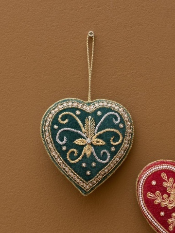 Set 2 ornamente decorative din catifea, verde și bordo, formă de inimă, broderii din fir auriu și contur din perle, 11 x 11 cm, „Cœur” - Img 6