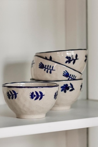Set 4 boluri din ceramică artizanală natur cu motive florale albastre pictate manual și margine albastră, 11×6 cm, "Eimy" - Img 2