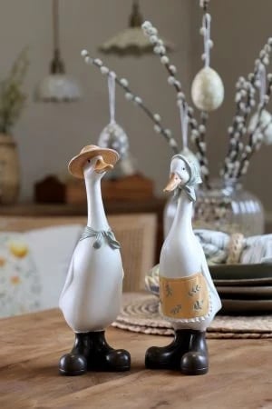 Set decorativ 2 gâște cu eșarfă și pălărie, stil festiv, alb multicolor, din polirasină, „Snowy Pair” - Img 3