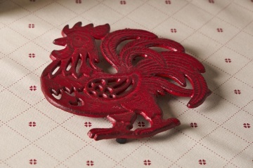 Suport din fontă roșu pentru vase fierbinți „Coq Basse-Cour”, model cocoș, 18,5 x 19,5 cm - Img 2