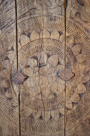 Ușă decorativă din lemn vechi reciclat sculptat manual, "Grimaud" - Img 7