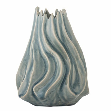 Vază din ceramică, albastru, formă sculpturală cu falduri verticale și margine neregulată, glazură reactivă, 18 x 17 cm, „Dilara”