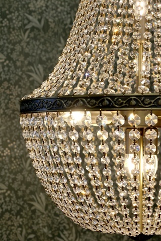 Candelabru francez din sticlă și fier, cu prisme din sticlă, finisaj alamă antichizată, H75 cm × Ø55 cm, „Versailles” - Img 4