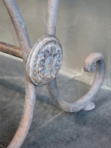 Consolă hol vintage French Country din lemn de pin masiv, natur, cu picioare din fier cu volute și rozete, baiț gri, 81 x 150 x 38 cm, „Old French” - Img 7