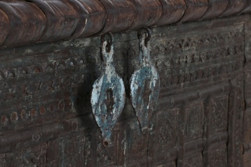 Cufăr vintage din lemn de tec, maro, cu plăci decorative din metal și două zăvoare, finisaj patinat, 98 x 137 x 44 cm, „Trunk” - Img 6