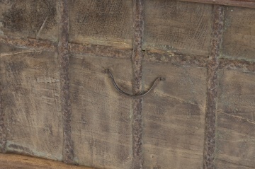 Cufăr vintage din lemn reciclat și metal, natur, cu feronerie în relief și picioare rotunde, finisaj patinat, 52 x 127 x 66 cm, „Lamanon” - Img 8