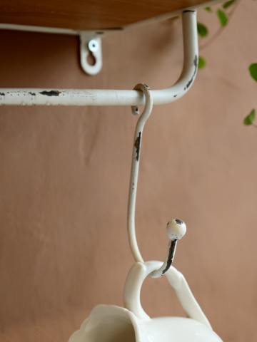 Etajeră de perete vintage din metal și lemn, crem, cu 1 raft, coș din sârmă și 3 agățători, 24 x 58 x 18 cm, „Clémence” - Img 6