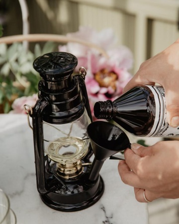 Felinar vintage negru cu petrol, din metal și sticlă, cu detalii aurii, capac de siguranță și fitil inclus, „Hurricane Lantern Black Small" - Img 2