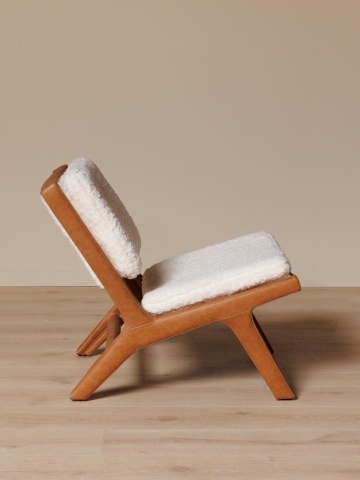 Fotoliu de relaxare în stil farmhouse, alb, din stofă bouclé și piele naturală maro, cu structură din lemn de frasin, 62×84×71 cm, „Méribel” - Img 4