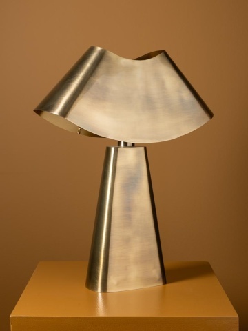Lampă de masă din alamă antichizată cu abajur evantai și bază piramidală, auriu, 63 × 50 × 20 cm, „Hilaror" - Img 6