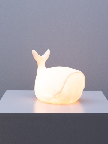 Lampă de masă din rășină și pulbere de piatră albă, formă de balenă, finisaj mat, 23,5×28×20 cm, „Moon Whale" - Img 4