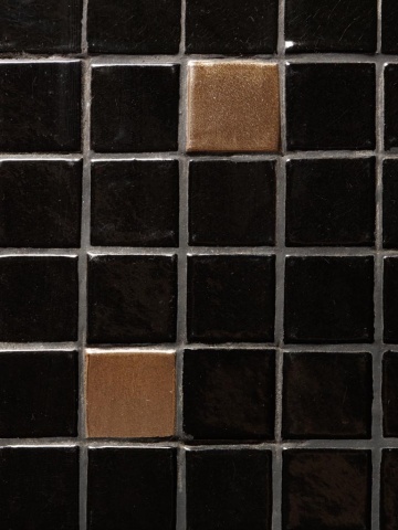 Măsuță de cafea dreptunghiulară din ceramică, negru și auriu, cu mozaic din plăcuțe aurii și laterale pline, 32 x 80 x 53 cm, „Alpha” - Img 4