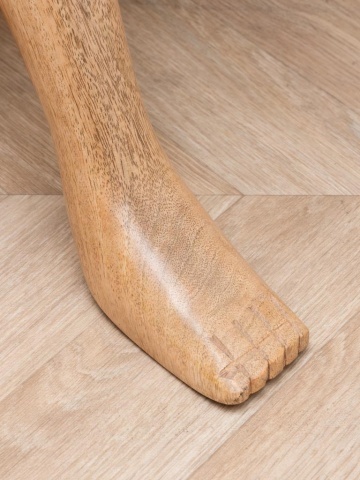 Măsuță laterală din lemn masiv de mango, natur, cu blat dreptunghiular susținut de o sculptură de maimuță cioplită manual, finisaj natural, 61×29×30,5 cm, „Atlas" - Img 2