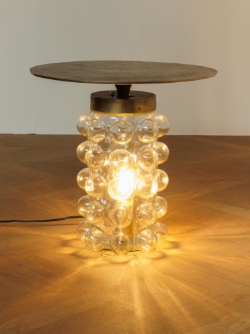 Măsuță laterală iluminată rotundă din metal și sticlă, auriu, cu bază din sticlă cu bule, finisaj antichizat, 45 x 45 cm, „Mirobola” - Img 4