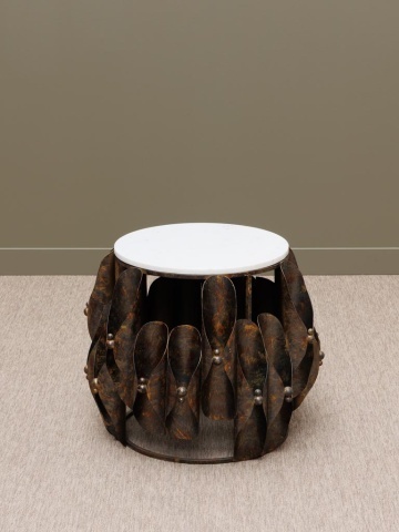 Măsuță laterală rotundă din metal, maro, cu blat din marmură albă și bază din petale de metal, finisaj patinat, 52 x 62 cm, „Ondralis” - Img 3