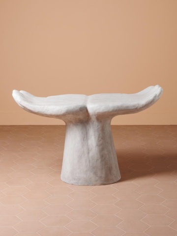 Măsuță laterală sculptată în formă de palme deschise, alb, cu bază conică și textură dăltuită, 53 x 90 x 37 cm, „Peace” - Img 3