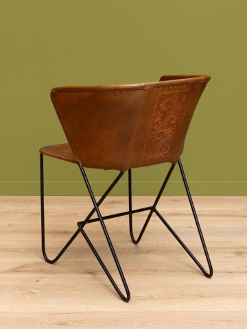 Scaun dining din piele naturală, maro, cu spătar curbat, motive florale gravate și picioare negre din metal, 75 x 49 x 61 cm, „Arabesque” - Img 5