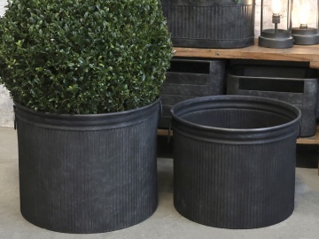 Set 2 jardiniere din zinc antichizat, aspect vintage - Img 2