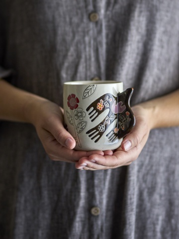 Set 4 cești din ceramică artizanală, natur,pictate manual cu flori stilizate și pasăre, cu toartă sculptată, „Vivielle" - Img 4