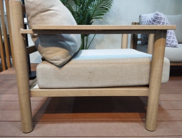 Set lounge exterior premium din aluminiu cu finisaj lemn, canapea, 2 fotolii și măsuță cu perne din olefină, „Cortina” - Img 3