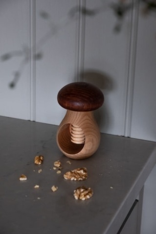 Spărgător de nuci din lemn de fag certificat FSC, formă de ciupercă, natur, 6 × 10 cm, „Mushroom" - Img 2