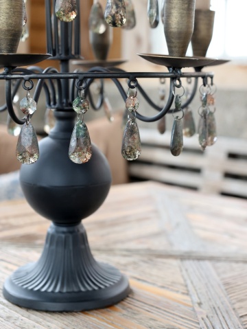 Suport pentru lumânări din metal, cu ornamente, aspect antichizat - Img 7