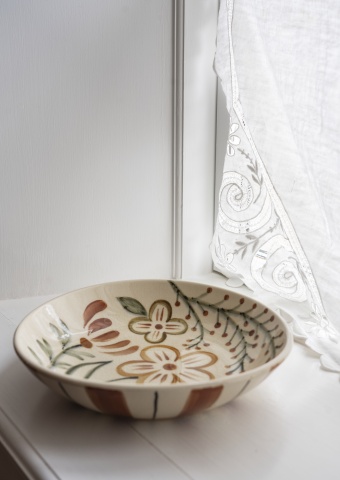 Tavă din ceramică stoneware pictată manual cu motive botanice folk, D26×H5,5 cm, „Folk Tray" - Img 2