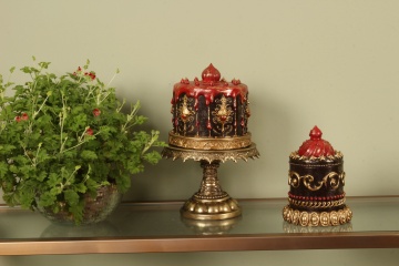 Tort decorativ din polirășină, maro și roșu, cu glazură roșie și ornamente aurii, 20 x 21 cm, „Praline” - Img 2