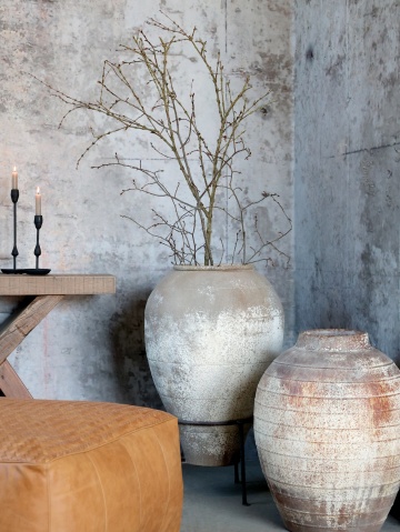 Vas decorativ pe suport din metal, crem, H85 cm, aspect antichizat - Img 5