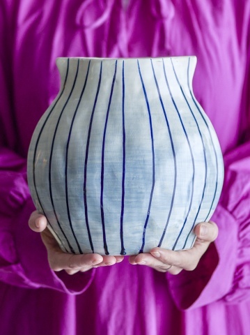 Vază din ceramică artizanală, albastru, cu dungi verticale, 21,5x13x22 cm, „Esra" - Img 3
