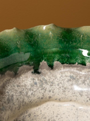 Bol pentru fructe din ceramică artizanală natur cu margini sculptate ondulat, verde, 18,5 × 33 cm, „Corola" - Img 2