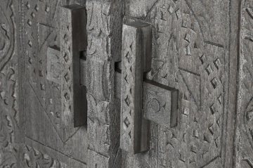 Bufet îngust în stil etnic din lemn de mango, gri, cu 2 uși sculptate manual și zăvor din lemn, 90 x 91,5 x 40 cm, „Arvane” - Img 6