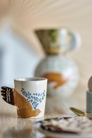 Cană din ceramică bej cu decor pasăre și ramuri pictate manual, mâner în formă de coadă de pasăre, 8x9 cm, "Hezha" - Img 2