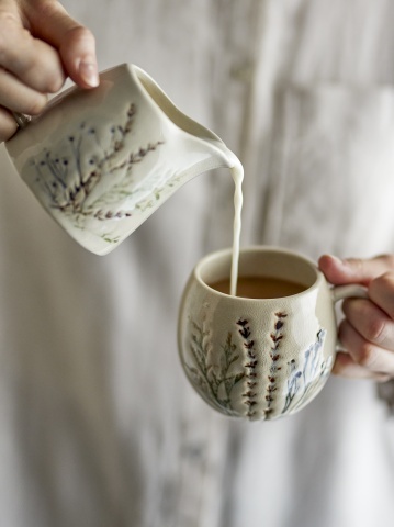 Cană din ceramică cu flori de câmp aplicate manual, D9,5×H8,5 cm, 250 ml, „Bea" - Img 2