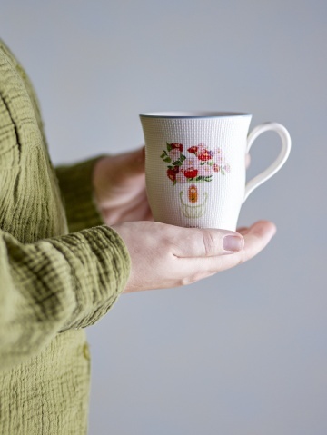 Cană din ceramică cu motive florale și margine albastră pictată manual, 310 ml, 9×10 cm, „Dorothy" - Img 3