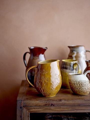 Carafă din ceramică maro antichizat cu model botanic în relief, 1400 ml, 14×18,5 cm, „Bence" - Img 6