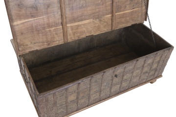 Cufăr vintage din lemn reciclat și metal, natur, cu feronerie în relief și picioare rotunde, finisaj patinat, 52 x 127 x 66 cm, „Lamanon” - Img 5