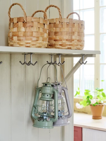 Felinar vintage verde deschis cu petrol, din metal și sticlă, cu detalii argintii, capac de siguranță și fitil inclus, „Hurricane Lantern Light Green Small" - Img 2