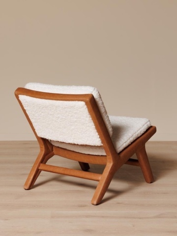 Fotoliu de relaxare în stil farmhouse, alb, din stofă bouclé și piele naturală maro, cu structură din lemn de frasin, 62×84×71 cm, „Méribel” - Img 5