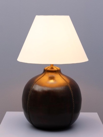 Lampă de masă din piele maro cu abajur din bumbac bej, formă sferică, finisaj vintage, 54×38 cm, „Bulga" - Img 2