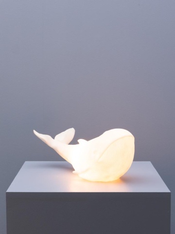 Lampă de masă din rășină și pulbere de piatră albă, formă de balenă, finisaj mat, 19×43×21 cm, „Leviathan" - Img 5