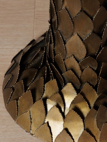 Măsuță laterală înaltă din metal, auriu, cu blat rotund din sticlă și bază în formă de palmier, finisaj antichizat, 73 x 53 cm, „Palm” - Img 4